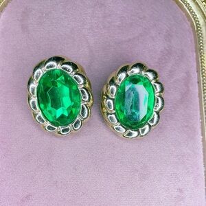 39u. Goldtone Green CLIP ON’S Oval Earrings